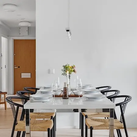 | Balcony | Ev Parking | 200m Tram | 3br *