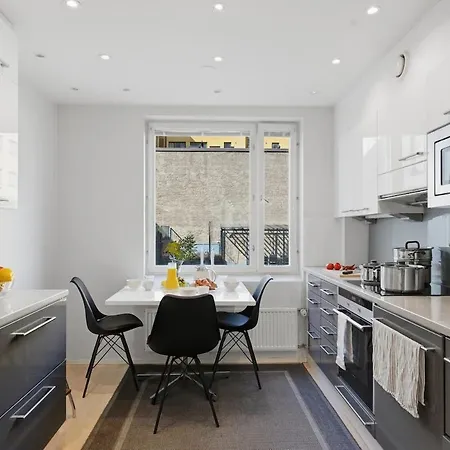 | Balcony | Ev Parking | 200m Tram | 3br *