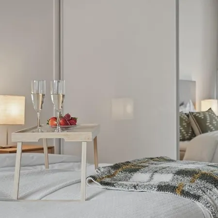 | Balcony | Ev Parking | 200m Tram | 3br *