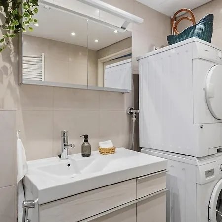 Lägenhet | Balcony | Ev Parking | 200m Tram | 3br Helsingfors
