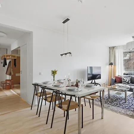 Lägenhet | Balcony | Ev Parking | 200m Tram | 3br
