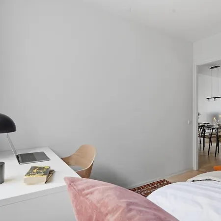 | Balcony | Ev Parking | 200m Tram | 3br Lägenhet