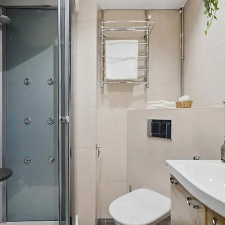 Lägenhet | Balcony | Ev Parking | 200m Tram | 3br *
