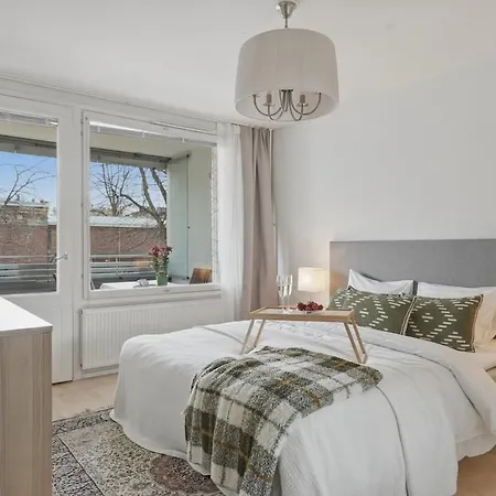 | Balcony | Ev Parking | 200m Tram | 3br Lägenhet Helsingfors