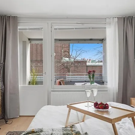 | Balcony | Ev Parking | 200m Tram | 3br Lägenhet