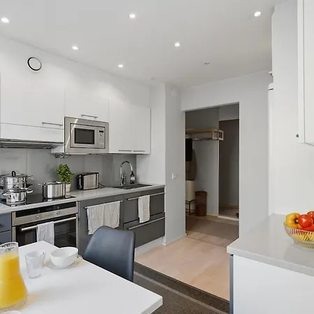 | Balcony | Ev Parking | 200m Tram | 3br Lägenhet Helsingfors