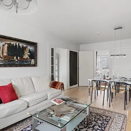 | Balcony | Ev Parking | 200m Tram | 3br Lägenhet *