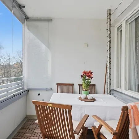 | Balcony | Ev Parking | 200m Tram | 3br Lägenhet