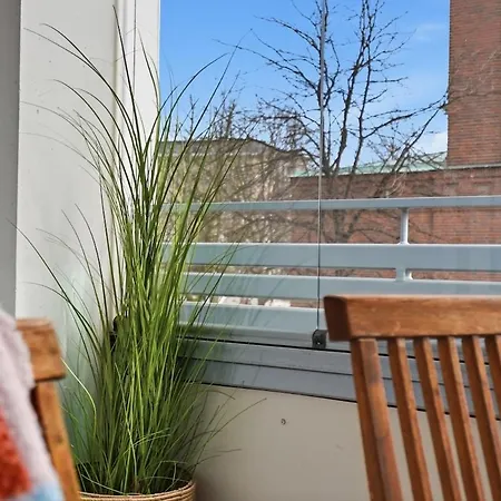 | Balcony | Ev Parking | 200m Tram | 3br Lägenhet *