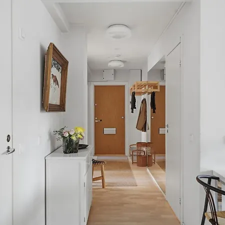 | Balcony | Ev Parking | 200m Tram | 3br *